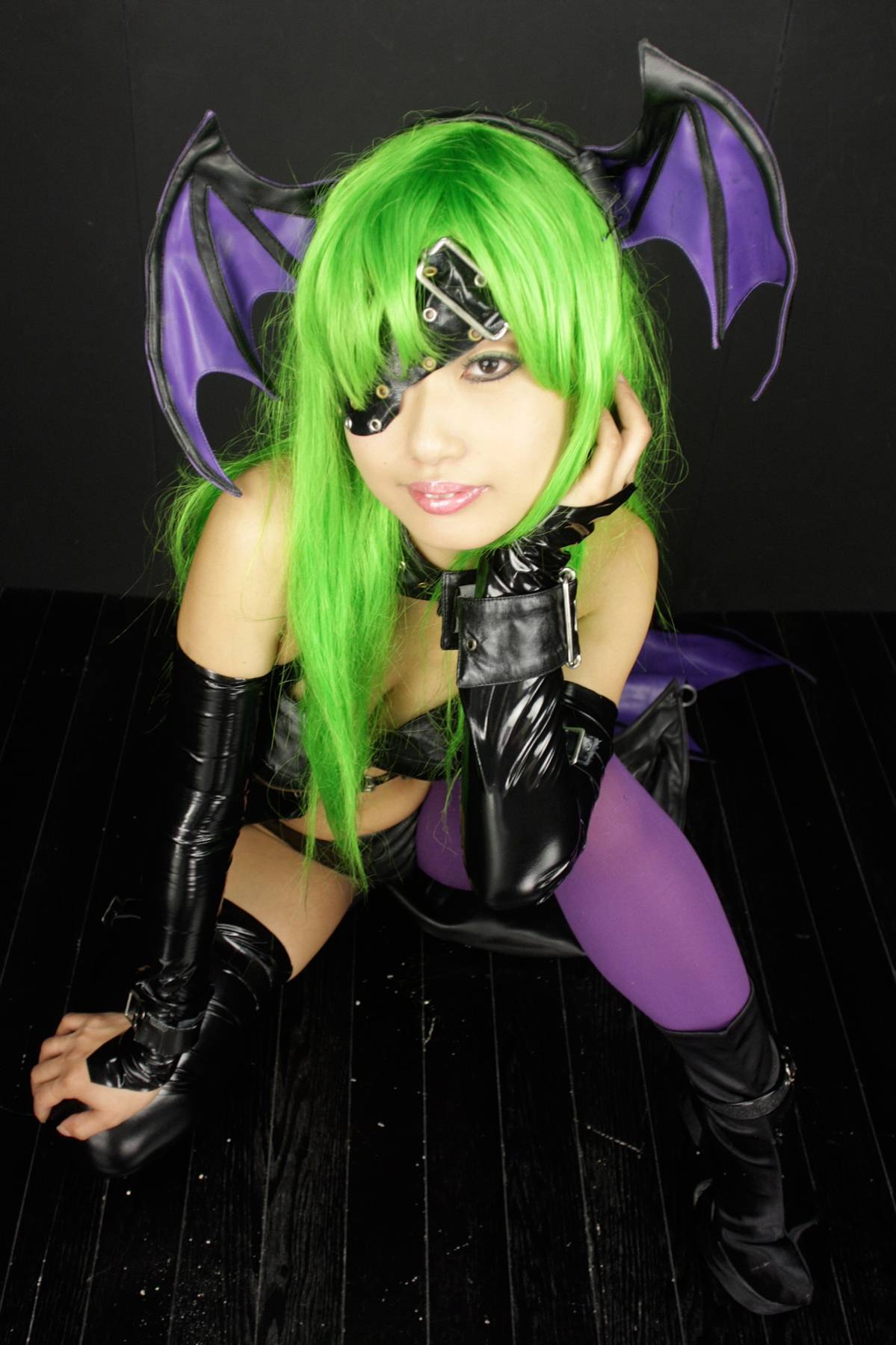 [Cosplay]  Darkstalkers  Morrigan with great body in latex